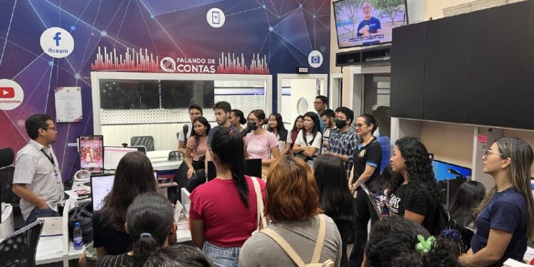 Acadêmicos de Administração da Ufam realizam visita técnica ao TCE-AM