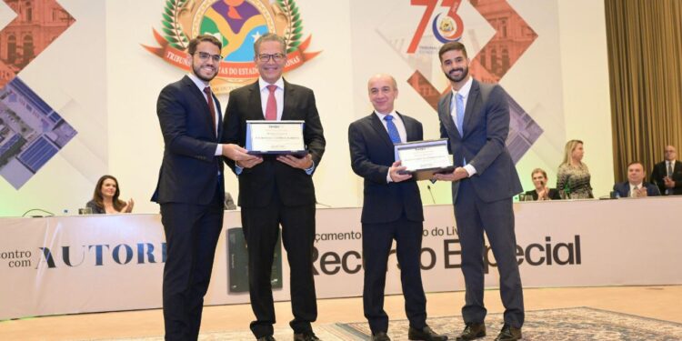 Comemorando 73 anos de Corte, TCE-AM sedia encontro com ministro do STJ e autoridades do estado