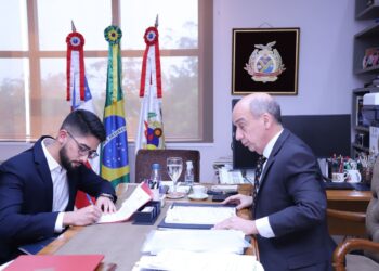 Três aprovados tomam posse como novos servidores do TCE-AM