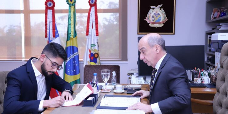 Três aprovados tomam posse como novos servidores do TCE-AM