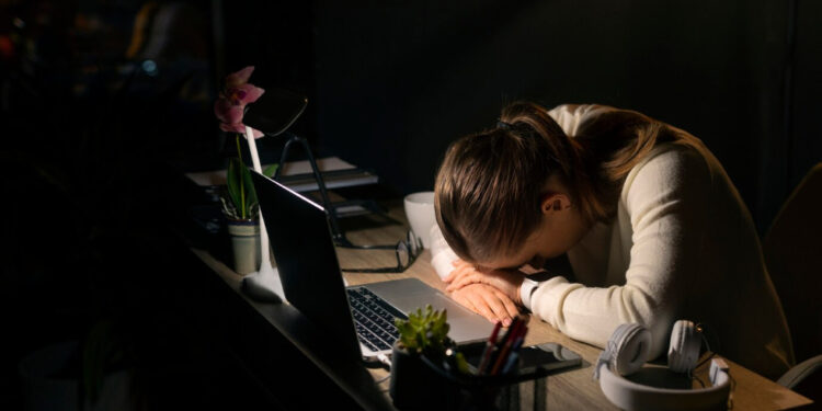 Síndrome de Burnout: psicóloga indica sinais, causas e soluções