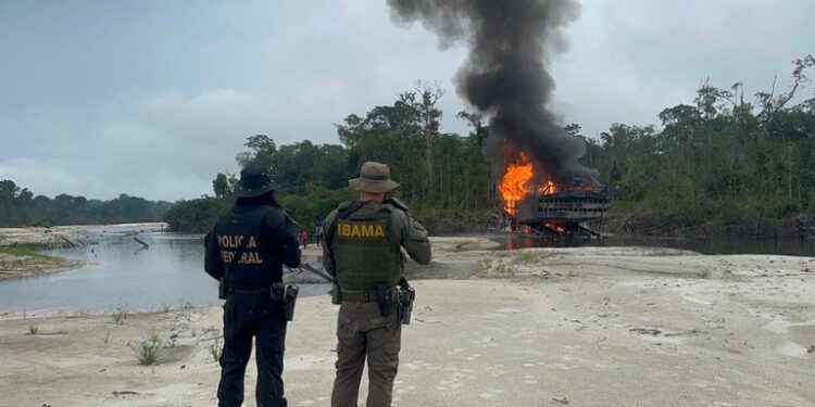 Ibama e PF destroem 26 dragas e embarcações usadas no garimpo ilegal no Vale do Javari