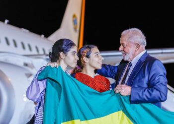Presidente recebe 32 repatriados de Gaza na chegada a Brasília