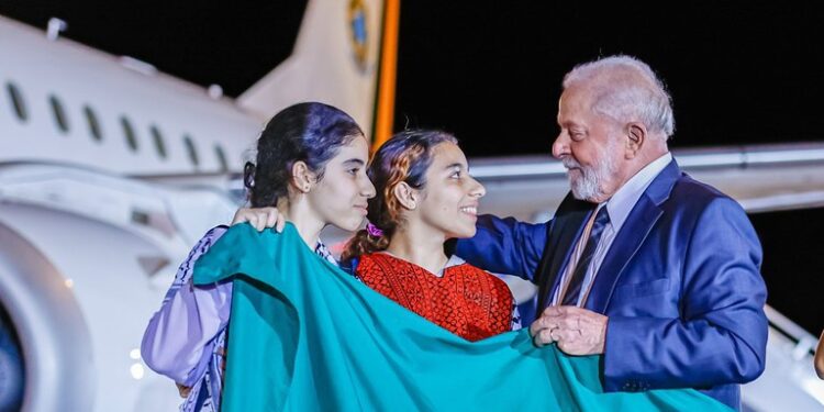 Presidente recebe 32 repatriados de Gaza na chegada a Brasília
