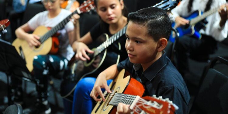 Alunos do curso de música infantil do Liceu Cláudio Santoro realizam mostra de fim de ano