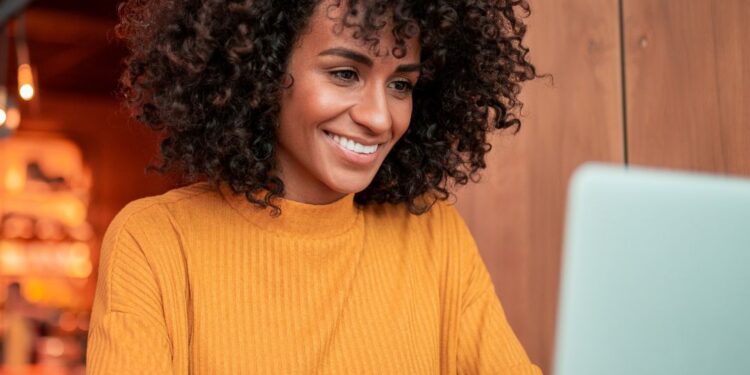 Brasileiros que possuem ensino superior recebem 2,5 vezes mais que aqueles que têm apenas o ensino médio 