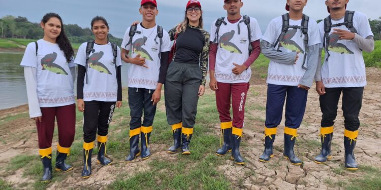Jovens participam da rastreabilidade do pirarucu selvagem no Médio Juruá