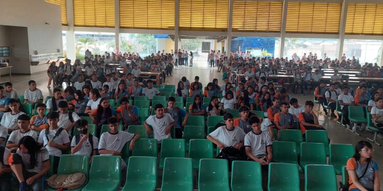 Estudantes de Urucará desenvolvem projeto solidário de arrecadação e doação de alimentos