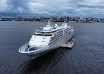 Temporada de Cruzeiros 2023/2024 tem início com transatlântico caribenho atracando em Manaus