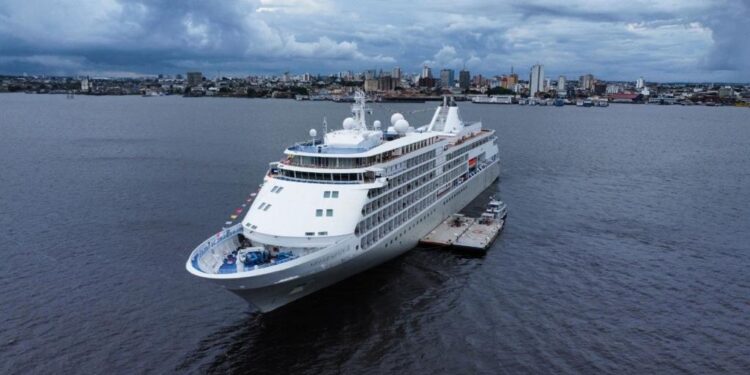 Temporada de Cruzeiros 2023/2024 tem início com transatlântico caribenho atracando em Manaus