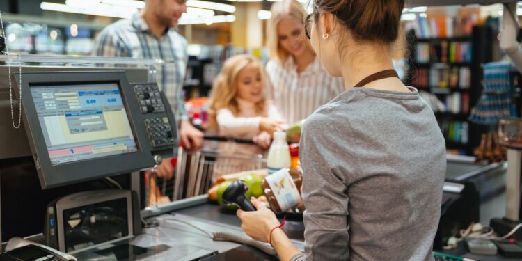 Faixa etária entre 18 e 24 anos é a que mais procura oportunidades de trabalho no fim do ano