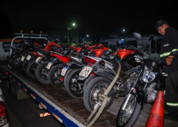 Fiscalização promove ações para reduzir prática do ‘rolezinho’ em Manaus; Detran remove motocicletas
