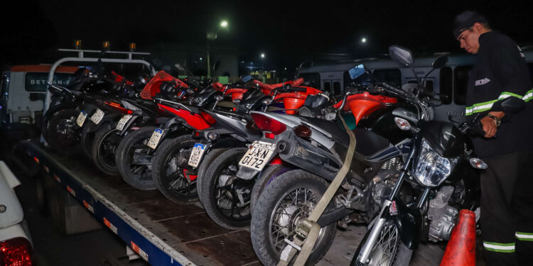 Fiscalização promove ações para reduzir prática do ‘rolezinho’ em Manaus; Detran remove motocicletas