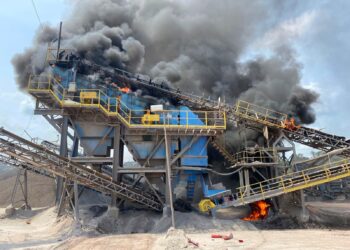 Em Presidente Figueiredo, Corpo de Bombeiros combate incêndio de grande proporção em pedreira