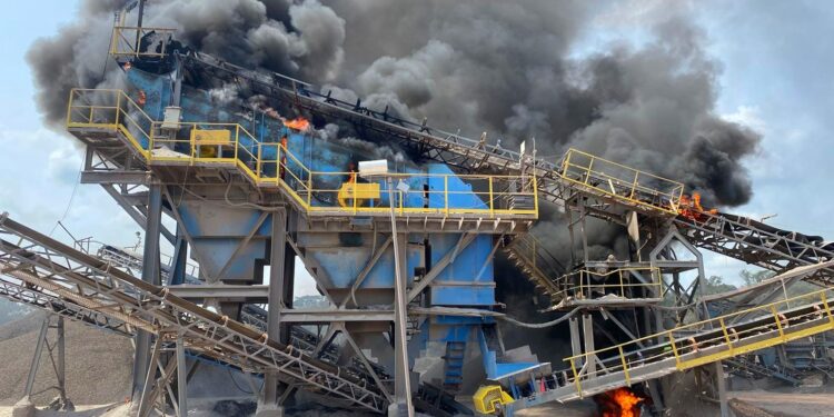 Em Presidente Figueiredo, Corpo de Bombeiros combate incêndio de grande proporção em pedreira