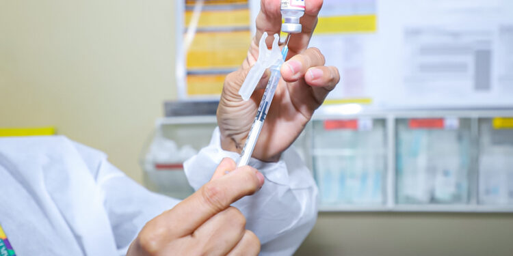 Nove unidades de saúde da prefeitura ofertam vacinação contra Covid-19 neste sábado