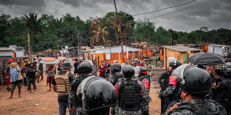 Forças de Segurança realizam operação de reintegração de posse, no Tarumã