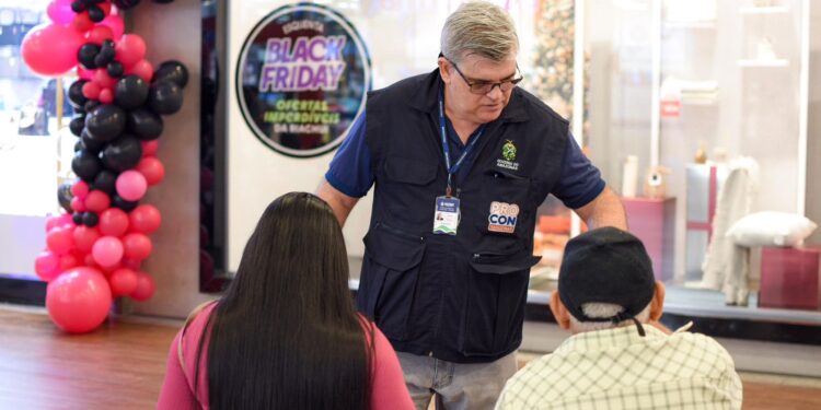 Procon-AM orienta consumidores sobre riscos nas falsas promoções da Black Friday
