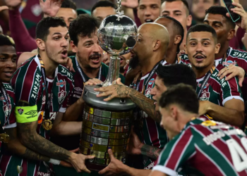 Fluminense derrota Boca Juniors na garra e fatura 1ª taça Libertadores