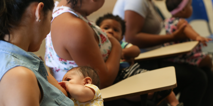 Desigualdades de gênero e raça sobrecarregam mulheres no cuidar