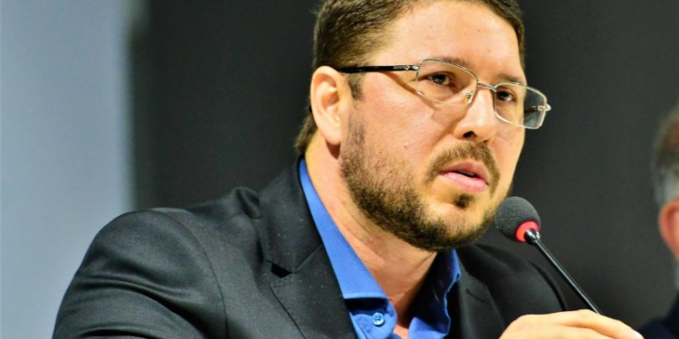 Diretório Estadual do PT no Amazonas barra filiação de Carlos Almeida, informa ativista