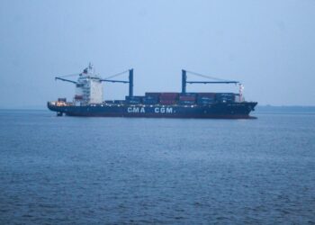 Estiagem: Navios de carga para abastecer indústria e comércio chegam a Manaus
