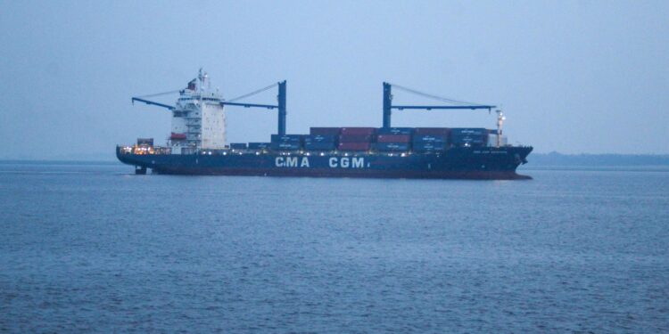 Estiagem: Navios de carga para abastecer indústria e comércio chegam a Manaus