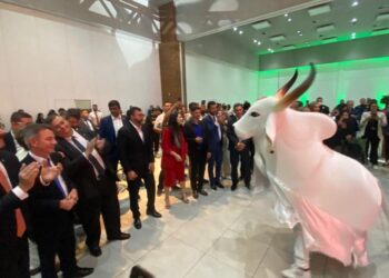 Boi Garantido encerra com espetáculo a reunião dos governadores da Amazônia Legal