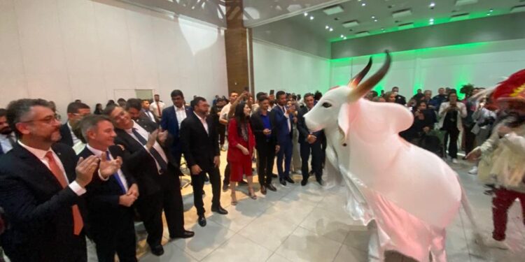 Boi Garantido encerra com espetáculo a reunião dos governadores da Amazônia Legal