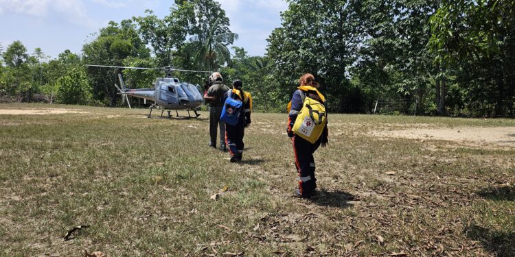 Estiagem: Marinha e Samu resgatam criança na comunidade São Francisco do Aruaú em Manaus