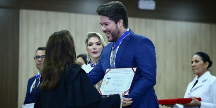 Conselheiro Fabian Barbosa é homenageado pelo TRE com Medalha do Mérito Eleitoral