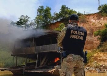 Polícia Federal destrói 38 balsas utilizadas no garimpo ilegal no rio Madeira