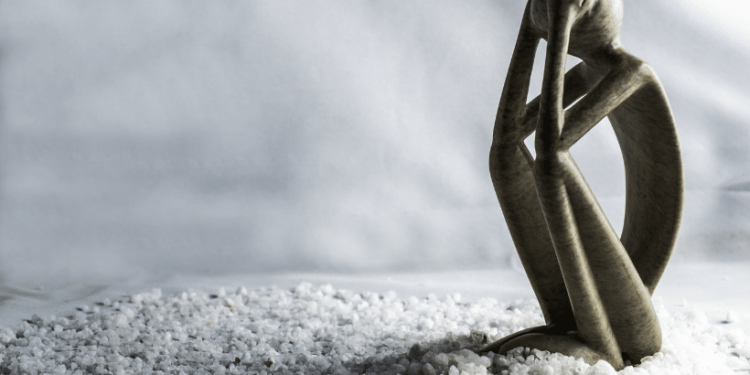 Como lidar com o luto? Psicólogo explica as fases que sucedem a perda