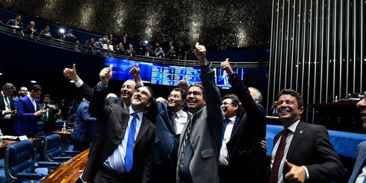 Senado aprova e envia reforma tributária de volta à Câmara