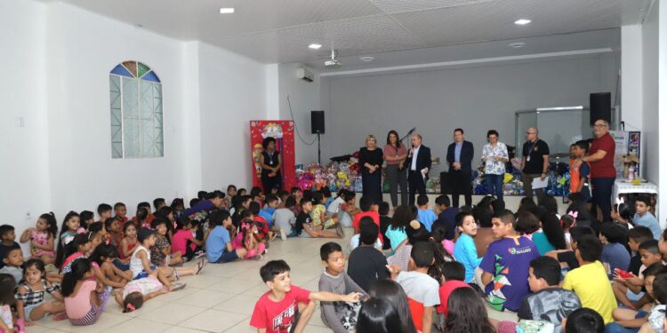 Em alusão ao Dia das Crianças, TCE-AM entrega doações para o Centro Social Caminho Seguro