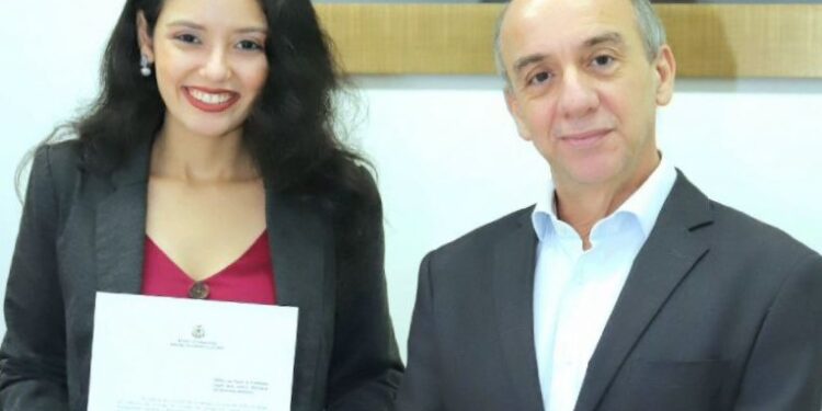 TCE-AM empossa nova servidora aprovada no concurso público de 2021
