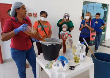 Sema reúne população em mais uma oficina de sabão com óleo de cozinha reciclado