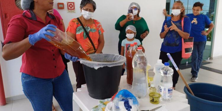 Sema reúne população em mais uma oficina de sabão com óleo de cozinha reciclado