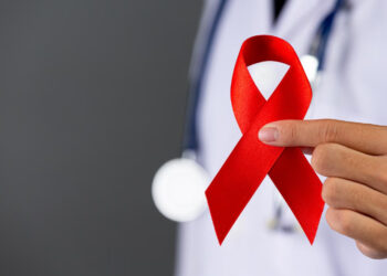Dezembro Vermelho: os cuidados que quem vive com HIV/Aids deve ter com a saúde 