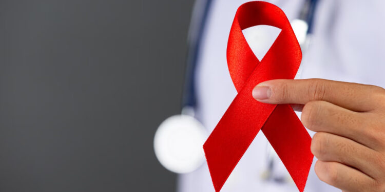 Dezembro Vermelho: os cuidados que quem vive com HIV/Aids deve ter com a saúde 