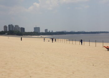 Prefeitura estuda liberação da praia da Ponta Negra com subida do rio e medida será avaliada com laudos técnicos