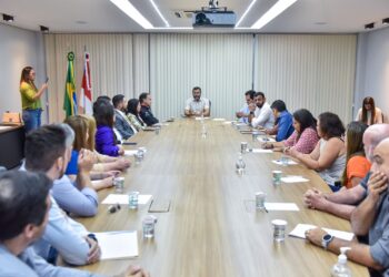 Médicos retomam imediatamente 100% dos serviços de saúde do estado, diz governador do AM após acordo
