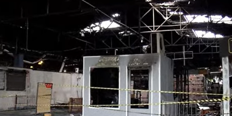 Dezoito boxes são atingidos por incêndio de grandes proporções na Feira do Santo Antônio