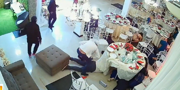 Bandidos rendem e roubam convidados durante festa de casamento em Manaus