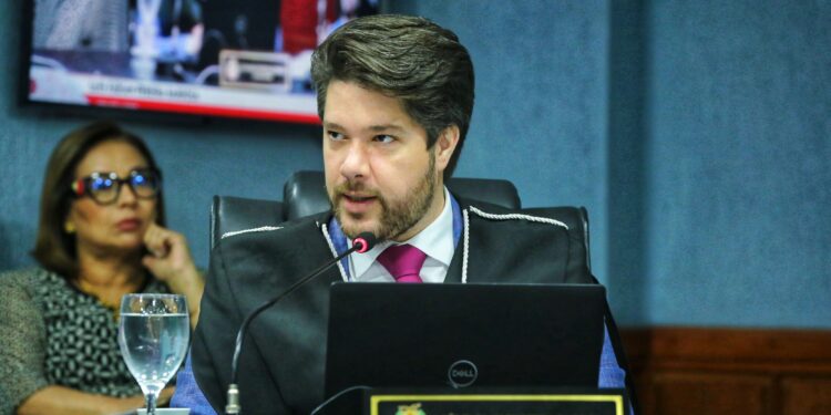 Conselheiro do TCE-AM suspende licitação de meio milhão da Prefeitura de Manaus por indícios de irregularidade