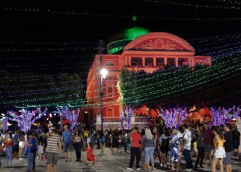 Governo do Amazonas inicia programação do Mundo Encantado do Natal com festa no Largo do São Sebastião