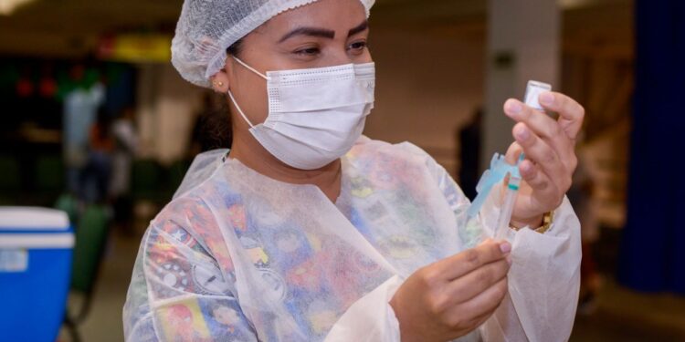 Vacinação contra Covid-19 está disponível em mais de 70 unidades da prefeitura nesta semana