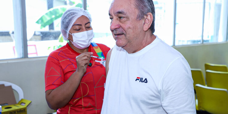 Nove unidades de saúde da prefeitura ofertam a vacina bivalente contra a Covid-19 neste sábado, 30/12