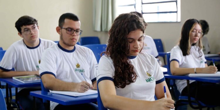 Mais de 1,3 mil alunos da rede estadual de ensino foram aprovados no vestibular da UEA