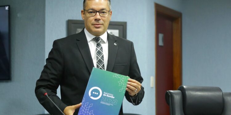 Conselheiro apresenta Relatório de Gestão 2022-2023 da Ouvidoria do TCE-AM
